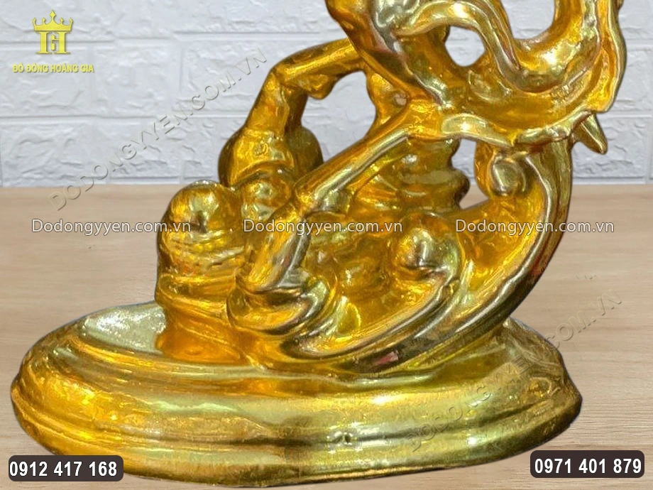 Hai ch&acirc;n sau của ngựa trụ vững tr&ecirc;n phần ch&acirc;n đế